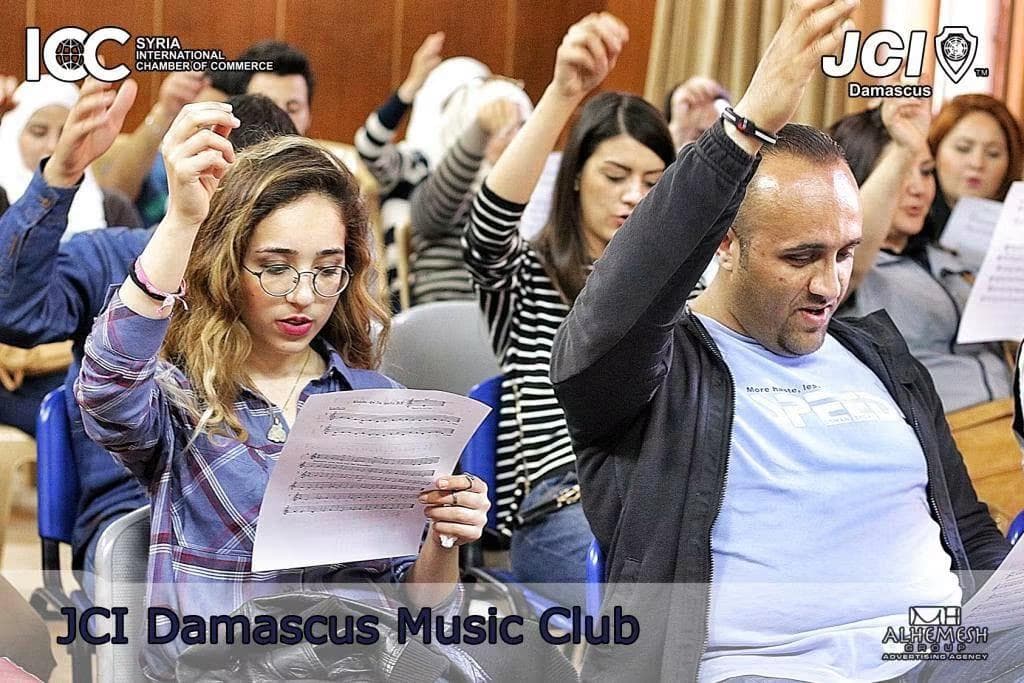 Deelnemers zingen mee tijdens een muziekworkshop