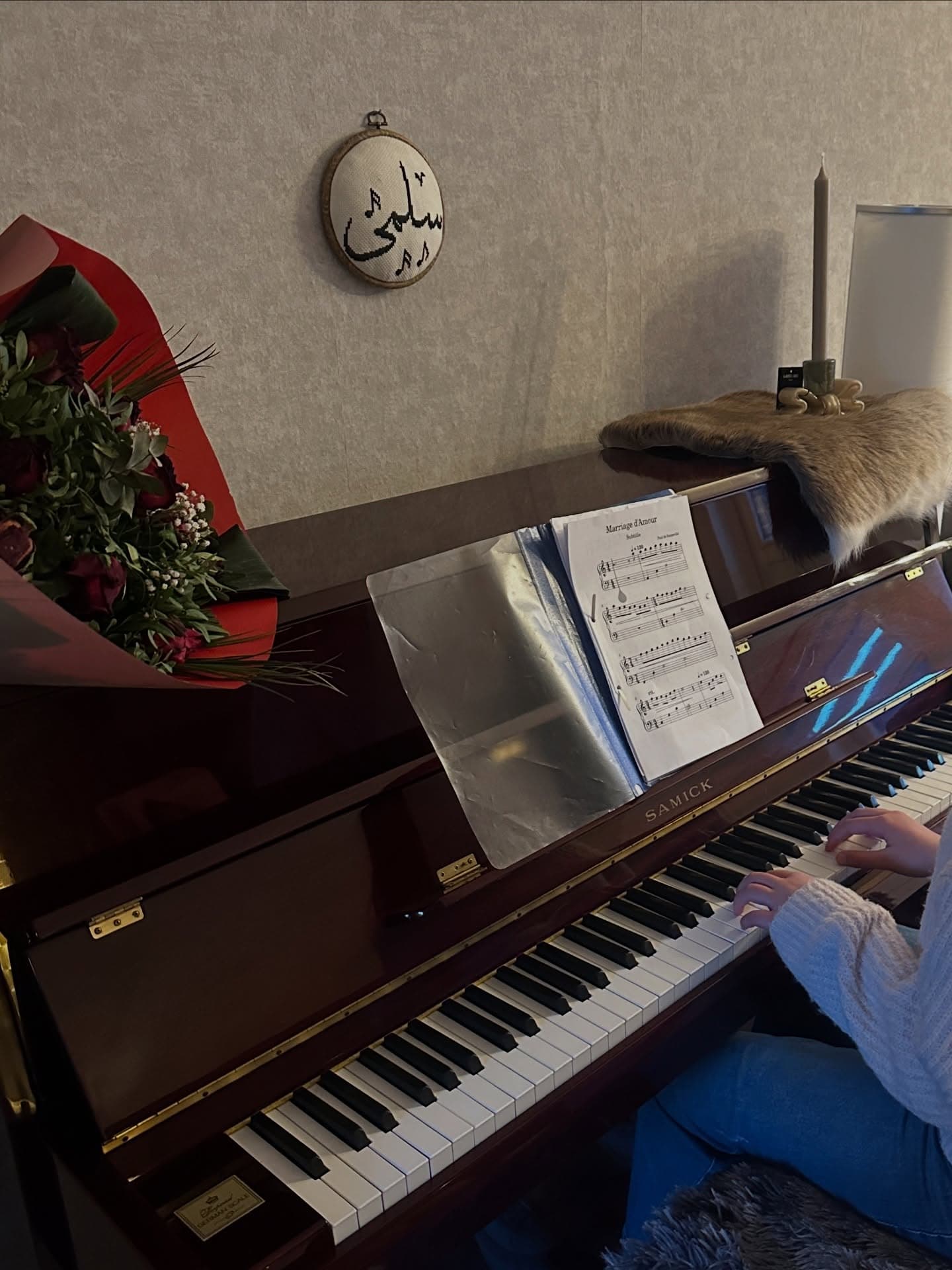 Bladmuziek open op de piano tijdens het spelen
