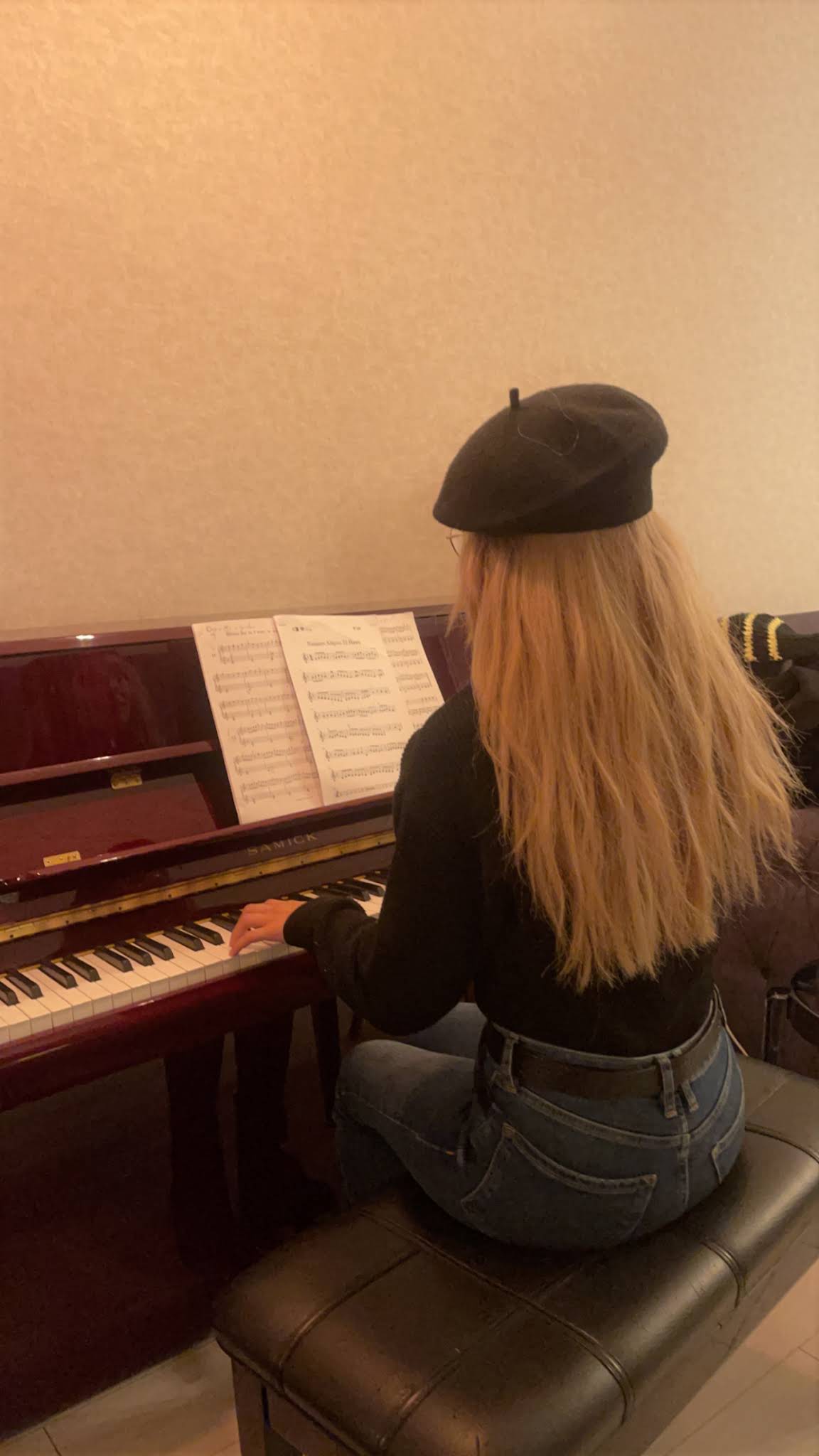 Leerling speelt piano tijdens haar pianoles