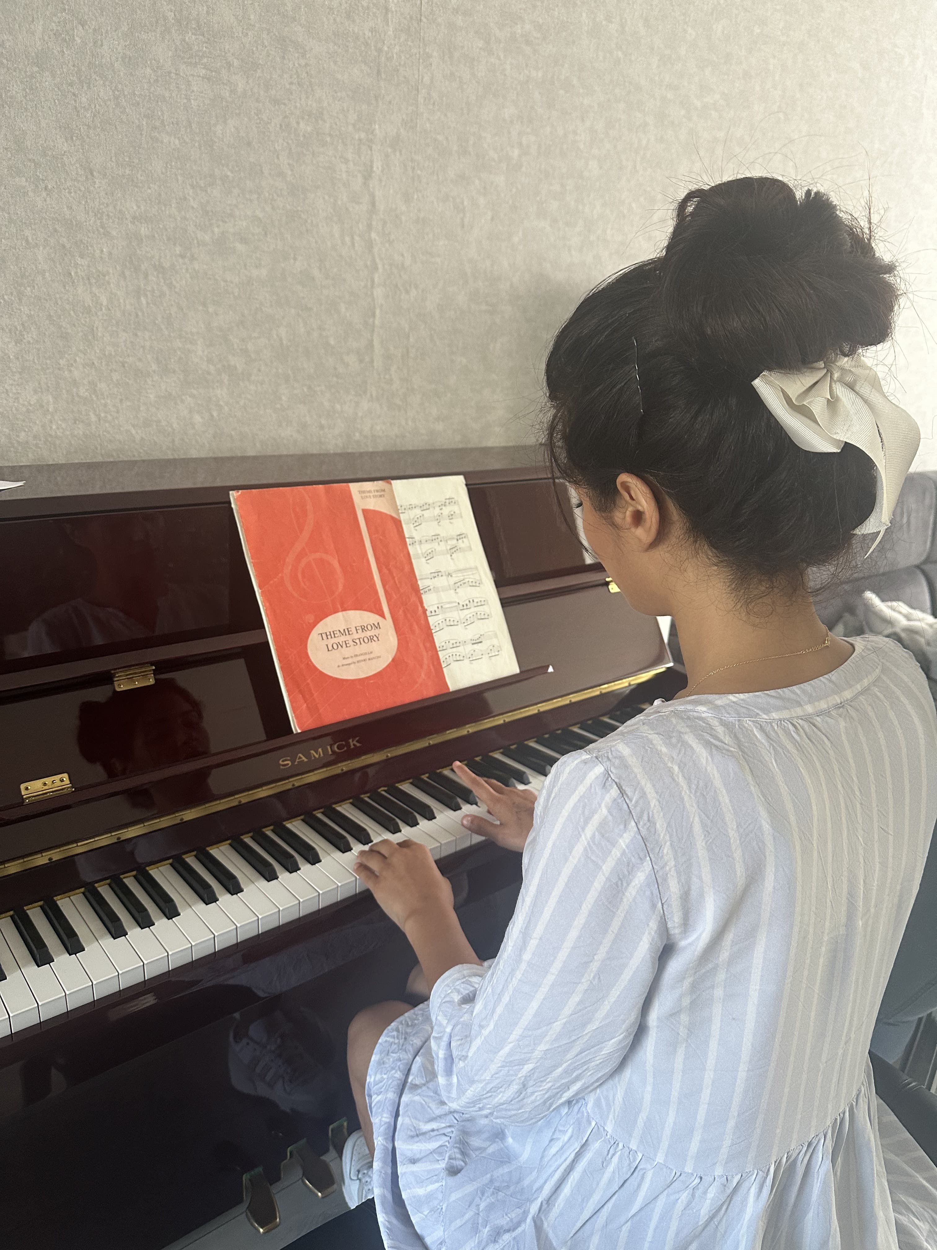 Een jonge leerling speelt piano uit bladmuziek